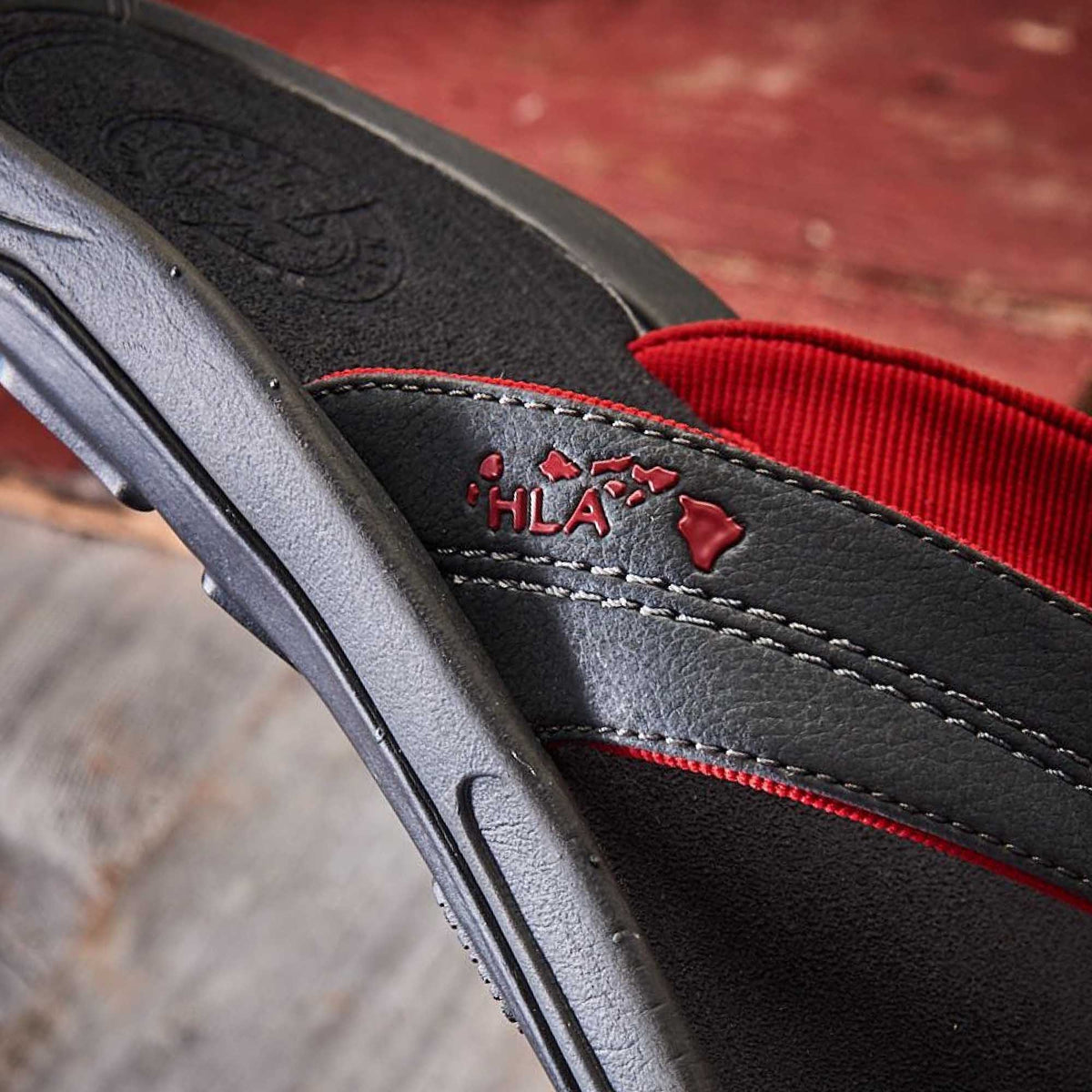 Kīpī Men’s Comfortable Beach Sandals - Dark Shadow | Men OluKai outlet
