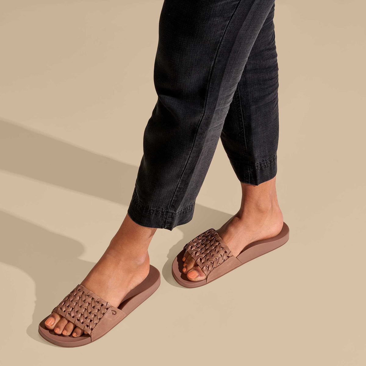 Kāmola Women’s Leather Slide Sandals - Tan | Women OluKai outlet